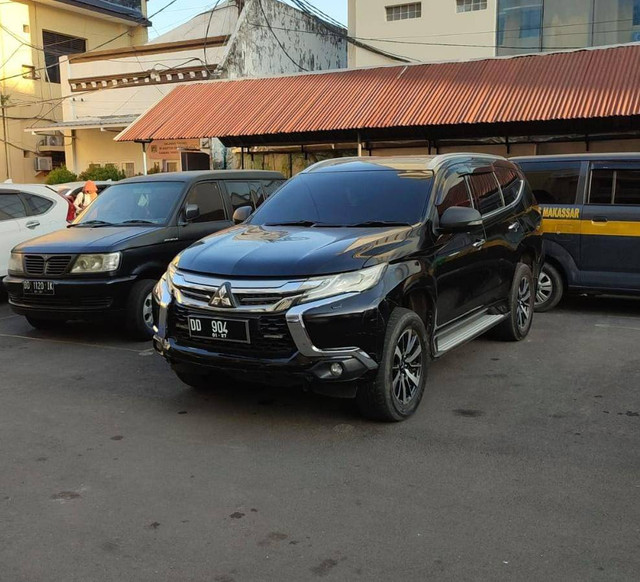 Pajero berstrobo di Makassar yang ugal-ugalan bikin pemotor jatuh. Dok: Ist.