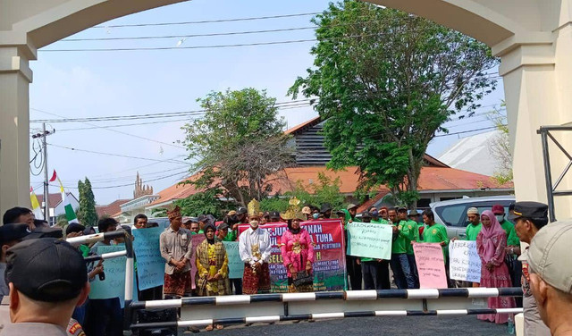 Sekitar 150 warga dari Kabupaten Way Kanan, Lampung melakukan aksi damai di PN Tanjung Karang, Bandar Lampung. Mereka menuntut agar Punyimbang adat dibebaskan dari jerat hukuman. | Foto : Ist