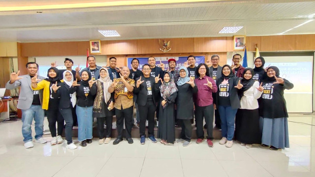 Pengurus TDA Semarang bersama nara sumber foto bersama usai Talkshow. dok