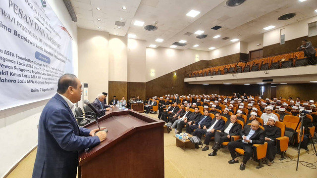 Mahasiswa Universitas Al-Azhar Kairo penerima beasiswa ASFA kader pondok pesantren dan lembaga pendidikan Islam di Indonesia mendapatkan nasehat dan pengarahan dari Ketua ASFA Foundation Komjen Pol (Purn) Dr. Syafrudin Kambo, Senin (7/8/2023). Foto: Dok. Istimewa