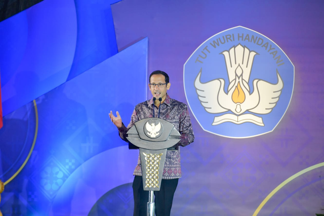 Mendikbudristek Nadiem Anwar Makarim dalam peresmian Permendikbudristek Nomor 46 Tahun 2023 sebagai Merdeka Belajar Episode ke-25 di Plaza Insan Berprestasi, Kemendikbudristek, Jakarta, Selasa (8/8). Foto: Kemendikbudristek