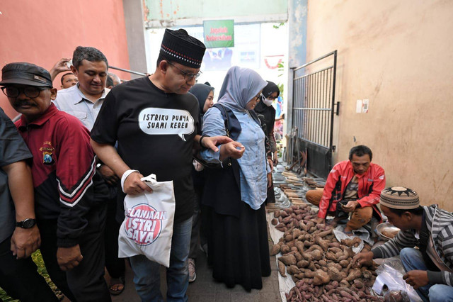 Anies Baswedan bersama istrinya di Pasar Panji Situbondo, Jawa Timur, Selasa (8/8/2023). Foto: Dok. Istimewa