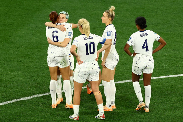 Pemain Timnas Wanita AS Megan Rapinoe dari AS merangkul Lynn Williams bersama rekan setimnya setelah kalah adu penalti dan tersingkir dari Piala Dunia Wanita 2023, di Melbourne Rectangular Stadium, Melbourne, Australia, Minggu (6/8/2023). Foto: Hannah McKay/REUTERS