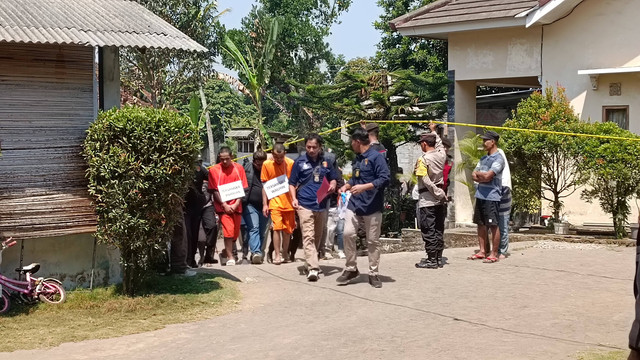 Waliyin alias W (29) dan Ridduan alias RD (38) tersangka mutilasi mahasiswa UMY menjalani rekonstruksi di kos Waliyin di Krapyak, Triharjo, Kecamatan Sleman, Kabupaten Sleman, Selasa (8/8). Foto: Arfiansyah Panji/kumparan