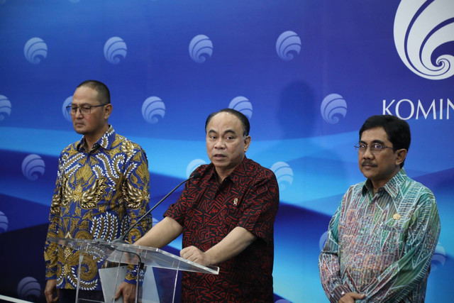 Menteri Komunikasi dan Informatika (Menkominfo), Budi Arie Setiadi (tengah), memberikan update terkait pemberantasan judi online di Media Center Kementerian Kominfo di Jakarta Pusat, Selasa (8/8/2023). Foto: Fitra Andrianto/kumparan