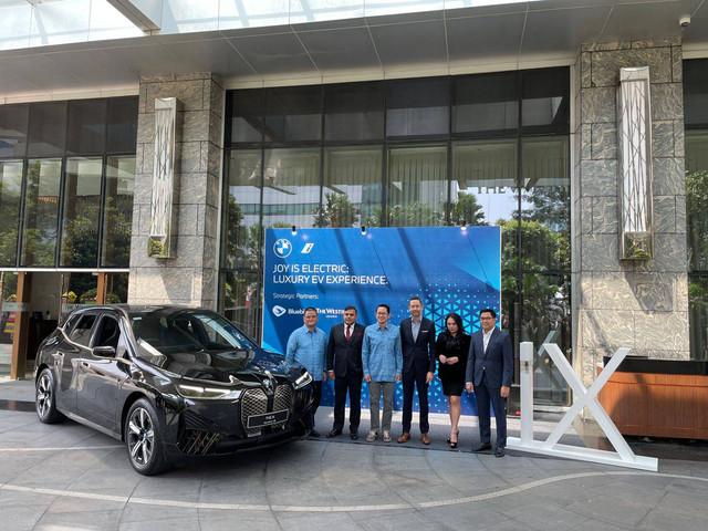 Seremoni peresmian kerja sama antara BMW Group Indonesia, Blue Bird Group, dan The Westin Jakarta hadirkan layanan mobilitas menggunakan mobil listrik BMW iX di hotel Westin Jakarta, Selasa (8/8/2023). Foto: Sena Pratama/kumparan
