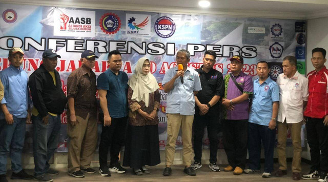 Konpers Aliansi Aksi Sejuta Buruh (AASB) bakal demo akbar di Jakarta 10 Agustus di Cilandak, Selasa (8/8). Foto: Annisa Thahira Madina/kumparan