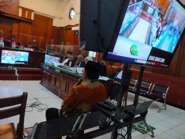 Wali Kota Blitar, Santoso menghadiri sidang pemeriksaan saksi kasus perampokan rumah dinas Wali Kota Blitar terhadap eks Wali Kota Blitar, Samanhudi Anwar di Pengadilan Negeri (PN) Surabaya, Selasa (8/8/2023). Foto: Farusma Okta Verdian/kumparan