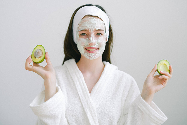 Cara Membuat Masker Alpukat. Foto: Pexels/Anna Shvets. 