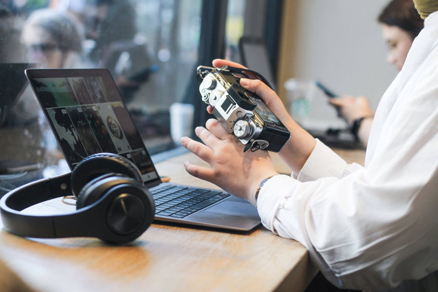 3 Cara Cek SSD di Laptop. Foto: Pexels/Esra Korkmaz.
