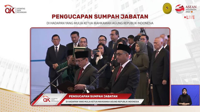 Pelantikan dua anggota DK OJK 2023-2028. Foto: Tangkapan layar channel YouTube OJK.