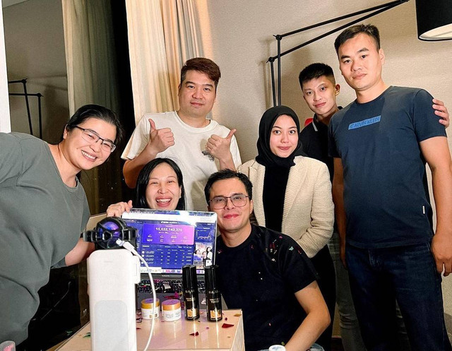 Mami Louise menjadi kreator affiliate perempuan pertama yang berhasil memecahkan rekor penjualan Rp 15 miliar hanya dalam waktu satu hari di TikTok Shop. Foto: Instagram/@louissescarlett