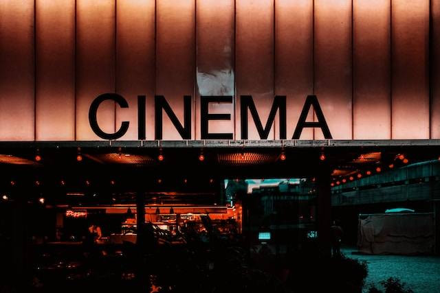 Ilustrasi harga tiket bioskop di Sidoarjo, sumber foto: unsplash.com/Samuel Regan-Asante