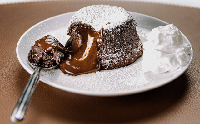 Ilustrasi Cara Membuat Bolu Coklat. Sumber: Unsplash/Nicola.