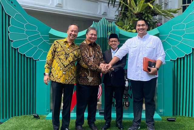 Airlangga Hartarto, Bahlil Lahadalia, Agus Gumiwang, dan Dito Ariotedjo berfoto bersama di Istana Kepresidenan. Foto: Dok. Istimewa