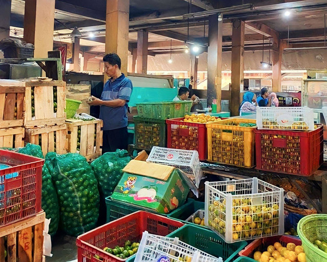 Foto pedagang di pasar konvensional/tradisional Sleman, Yogyakarta yang sudah mulai memasarkan dagangannya di e-commerce, Rabu (08/08/2023), Foto: Dokumentasi Pribadi