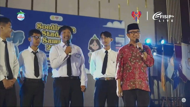 Bupati Banyumas Ir. Achmad Husein (kanan) berbincang pada sejumlah mahasiswa baru Universitas Jenderal Soedirman. Foto: Dok. youtube