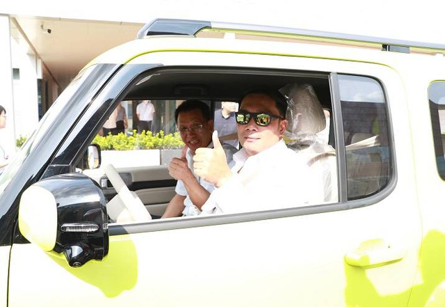Gubernur Jawa Barat, Ridwan Kamil (kiri) bertemu dengan petinggi SAIC-GM-Wuling (SGMW) di Liuzhou, Guanxi, China. Foto: dok. Wuling Motors Indonesia