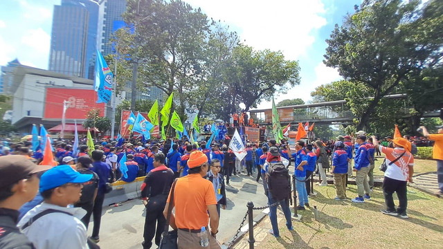 Demo Buruh sekaligus rangkaian longmarch buruh dari Bandung menuntut pencabutan UU Cipta Kerja hingga UU Kesehatan di Patung Kuda, Jakarta, Rabu (9/8/2023). Foto: Annisa Thahira Madina/kumparan