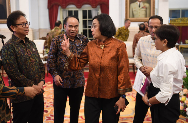 Menteri Kesehatan Budi Gunadi Sadikin (kiri) berbincang dengan Menteri Komunikasi dan Informatika Budi Arie Setiadi (kedua kiri), Menteri Keuangan Sri Mulyani (tengah), Menteri Pendidikan, Kebudayaan, Riset, dan Teknologi Nadiem Makarim. Foto: ANTARA FOTO/Akbar Nugroho Gumay