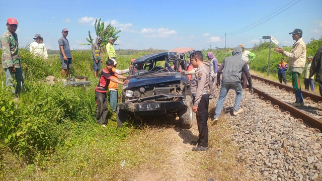 Mobil Daihatsu Taft GT nopol N 41 LN tertemper KA Kertanegara 133 rute Malang-Purwokerto di perlintasan tanpa palang pintu Jalan Sawah, Desa Mangunrejo, Kepanjen, Kabupaten Malang, KM 71+9, Rabu (9/8/2023). Foto: Polres Malang