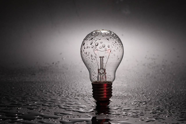 Ilustrasi pengaruh bola lampu bagi kehidupan masyarakat - Sumber: pixabay.com/422050