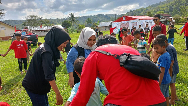 Bin Bantu Korban Bencana Gempa di Sigi, Sulawesi Tengah, Rabu (9/8). Foto: Istimewa