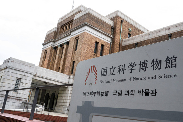 Warga berjalan melewati Museum Nasional Alam dan Sains di Taman Ueno,Tokyo, Jepang. Foto: Richard A. Brooks / AFP