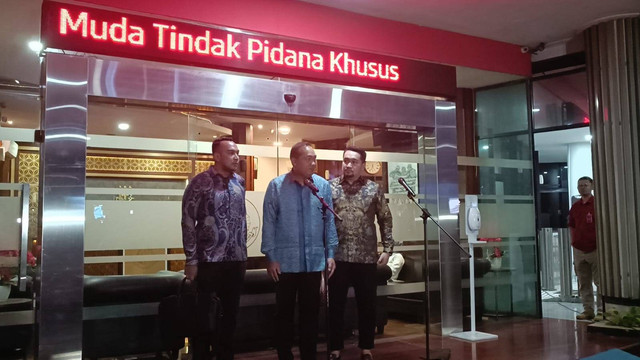 Eks Mendag Muhammad Lutfi usai diperiksa tim penyidik Kejagung terkait korupsi CPO, Rabu (9/8).  Foto: Hedi/kumparan