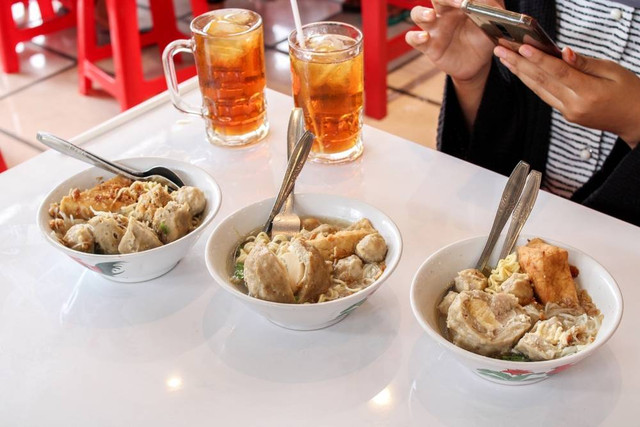 Ilustrasi bakso dan es teh. Foto: Shutterstock