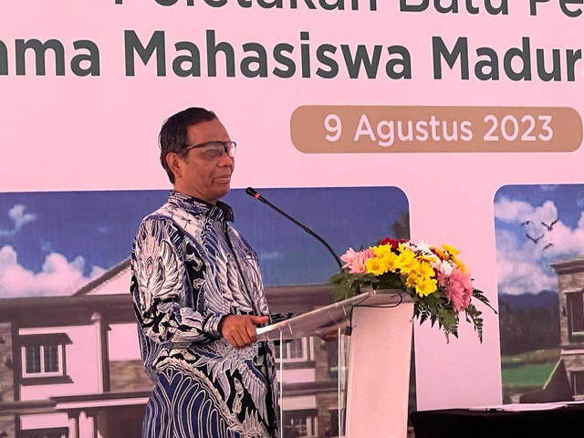 Menko Polhukam, Mahfud MD saat memberi sambutan Peletakan Batu Pertama Asrama Mahasiswa Madura "Trunojoyo" di Yogyakarta Rabu (9/8). Foto: ESP