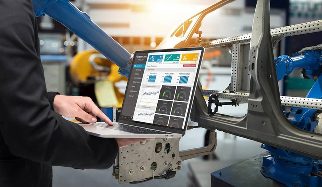 Ilustrasi menjalankan solusi IoT di industri manufaktur. Foto: Shutterstock