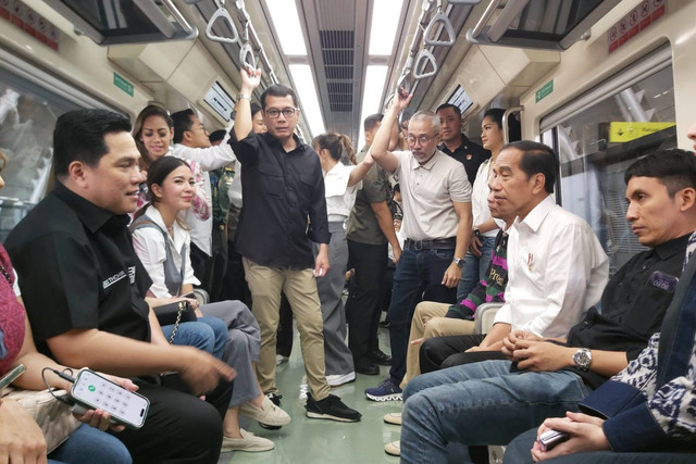 Presiden Jokowi berbincang bersama para artis di gerbong kereta LRT Jabodebek, Kamis (10/8/2023). Foto: Nadia Riso/kumparan