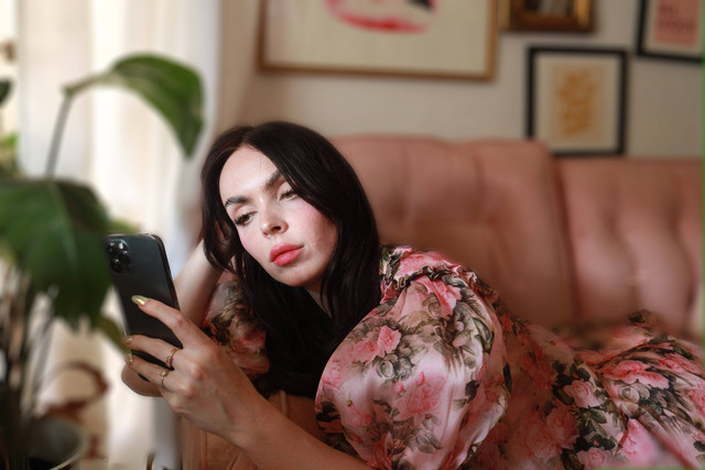  Ilustrasi Cara Mengatasi Iklan di HP, Foto Unsplash/Hiki App