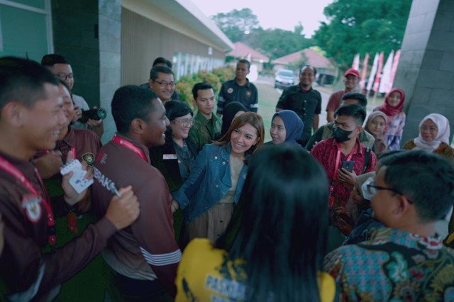 Najwa Shihab saat menandatangi Calon Pasukan Pengibar Bendera Pusaka (Capaska) Tingkat Pusat 2023 di Taman Rekreasi Wiladatika, Rabu (09/08). Foto: BPIP