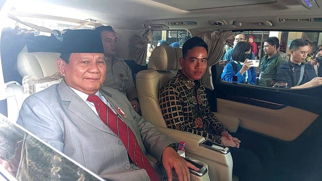 Menhan RI Prabowo Subianto bersama Wali Kota Solo Gibran Rakabuming Raka usai hadiri acara Peringatan Hari Veteran di Universitas Sebelas Maret (UNS), di Solo, Jawa Tengah, Kamis (10/8/2023). Foto: Dok. Istimewa