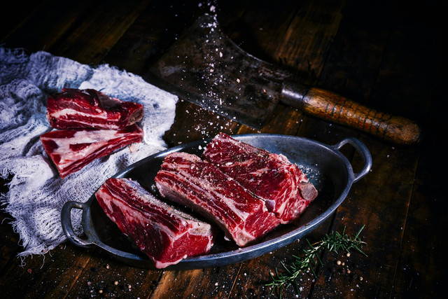 Ilustrasi Cara Membuat Dendeng Daging Sapi yang Dijemur. Unsplash/James Kern.