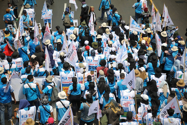 Massa buruh melakukan longmarch dari Patung Kuda menuju gedung International Labour Organization (ILO), di Jakarta Pusat, Kamis (10/8/2023). Foto: Fitra Andrianto/kumparan