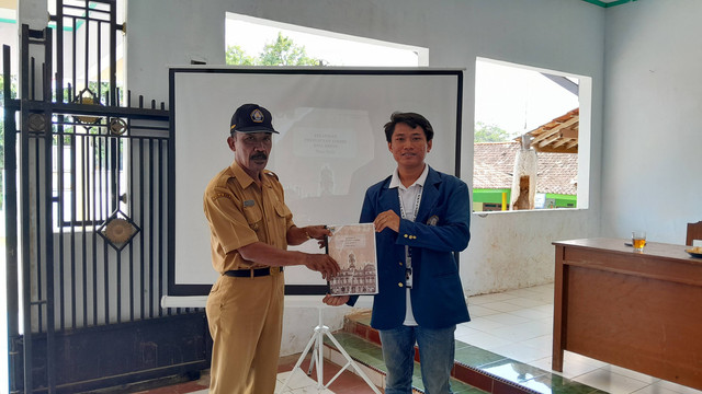 Penyerahan Simbolis E-Book Penyusunan APBDes ( Sumber: Dok. Pribadi)