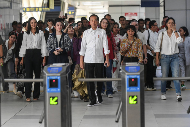 Presiden Jokowi (tengah) bersama para artis berjalan memasuki stasiun untuk menaiki LRT Jabodebek menuju Stasiun Dukuh Atas di Stasiun Jatimulya, Bekasi, Jawa Barat, Kamis (10/8/2023). Foto: Hafidz Mubarak A/ANTARA FOTO