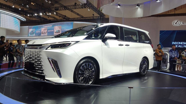 Lexus LM meluncur di GIIAS 2023, di ICE BSD, Tangerang, Kamis (10/8/2023). Foto: Aditya Pratama Niagara/kumparan