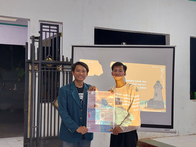 Penyerahan Simbolis E-Poster kepada Ketua IPNU Desa Kreyo