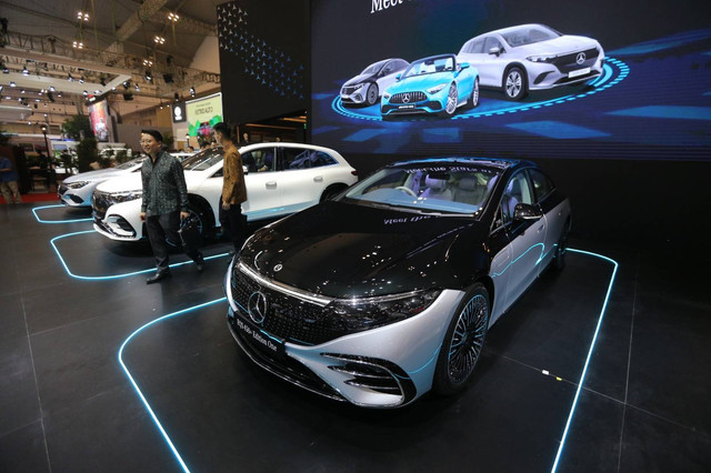 Mercedes-Benz meluncurkan tiga model EQE Edition 1, EQS SUV, dan Mercedes-AMG SL 43, dua di antaranya mobil listrik dan satu mobil sport di pameran otomotif Gaikindo Indonesia International Auto Show (GIIAS 2023) di ICE BSD, Tangerang, Kamis (10/8).  Foto: Aditia Noviansyah/kumparan