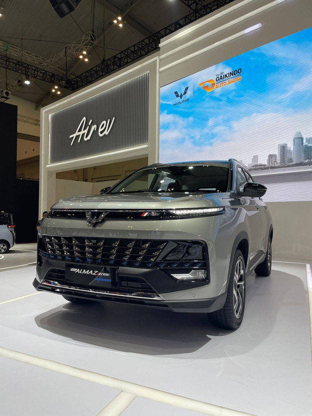 Wuling Almaz dapat versi penyegaran dan meluncur perdana di GIIAS 2023. Foto: Sena Pratama/kumparan