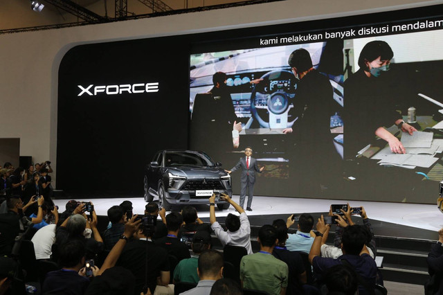 Suasana peluncuran Mitsubishi xForce di pameran otomotif Gaikindo Indonesia International Auto Show (GIIAS 2023) di ICE BSD, Tangerang, Kamis (10/8/2023).  Foto: Aditia Noviansyah/kumparan