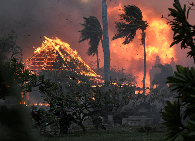 Aula Gereja Waiola yang bersejarah di Lahaina dan Misi Lahaina Hongwanji di dekatnya dilalap api di sepanjang Jalan Wainee pada Selasa, 8 Agustus 2023, di Lahaina, Hawaii. Foto: Matthew Thayer/The Maui News via AP