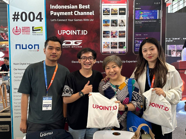 (Kiri-kanan) Manager Games Brand Communication Nuon Muhammad Rizal Prihandoko, SPV Games Business Partnership Nuon Kevin Lahardo, serta Livia Ang & Connie Kang dari NetEase Games di booth eksibisi Nuon pada gelaran ChinaJoy 2023 beberapa waktu lalu. Foto: Telkom