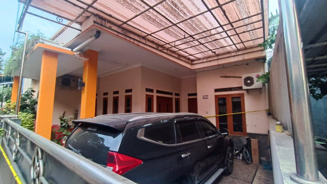 Penampakan rumah sekeluarga di Depok yang bersimbah darah pada Kamis (10/8). Foto: Thomas Bosco/kumparan
