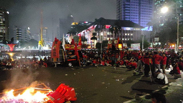 Massa buruh masih bertahan di kawasan Patung Kuda, Jakarta Pusat pada Kamis (10/8). Foto: Jonathan Devin/kumparan
