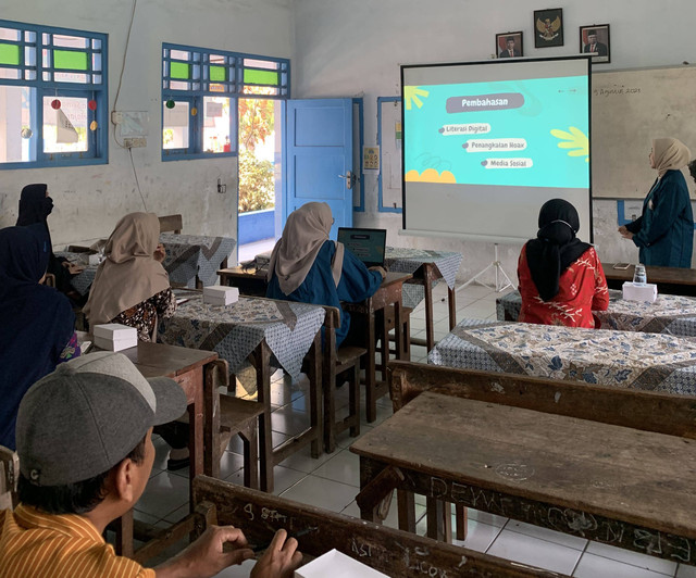 Penyampaian materi presentasi tentang pentingnya kecakapan literasi digital